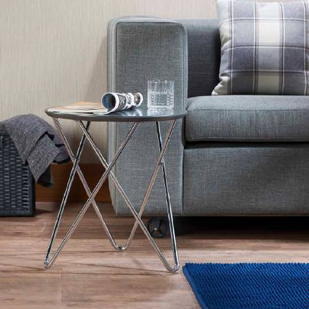 Mesa auxiliar en forma de V Silver Intersect - Tablero de mesa con revestimiento de madera color gris completo.